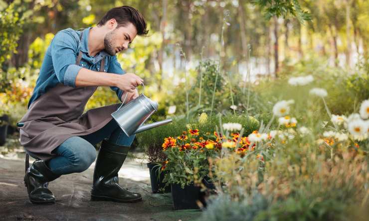 Giardiniere a lavoro - Jobsnews.it