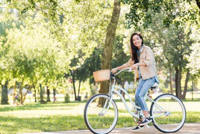 Ragazza in bici - Jobsnews.it