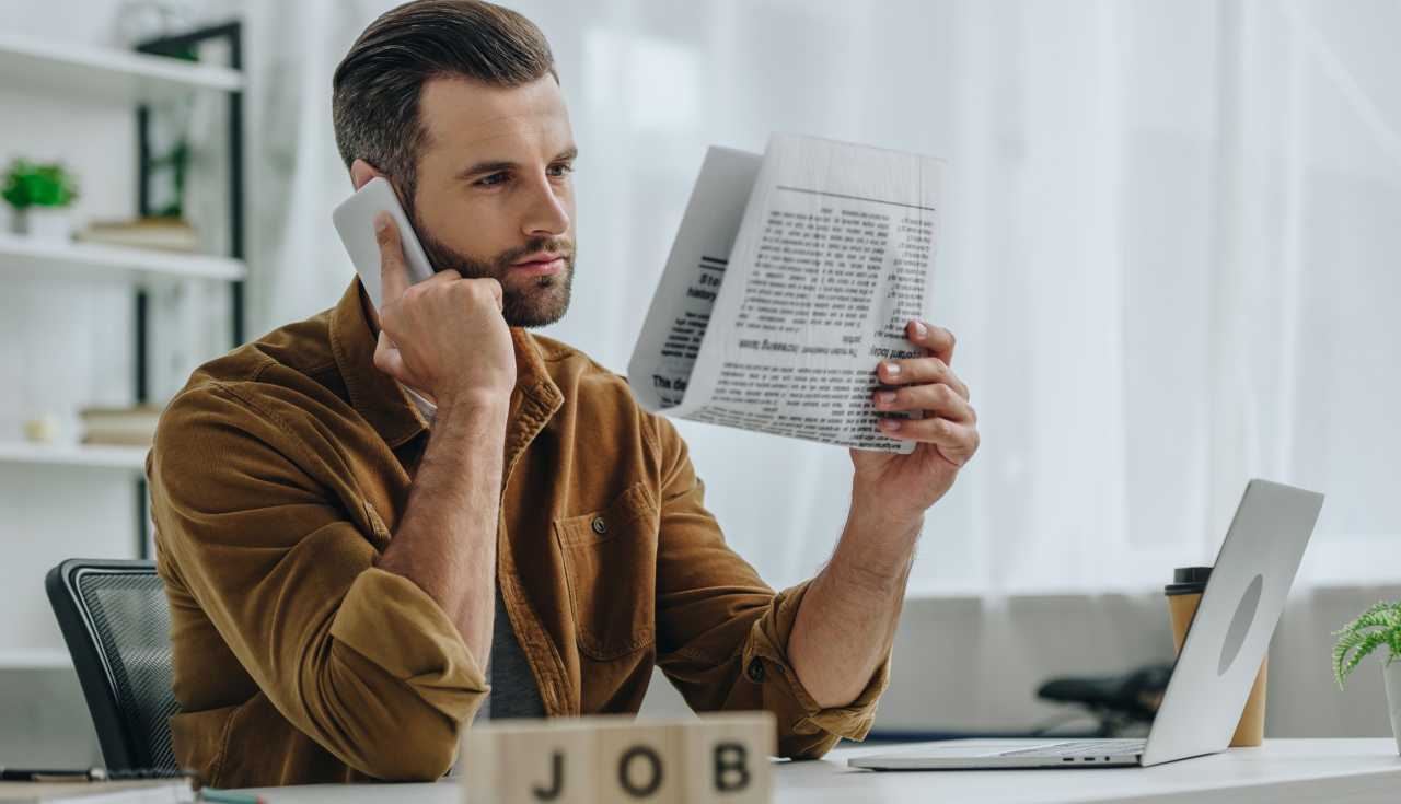 Uomo al telefono che cerca lavoro - Jobsnews.it