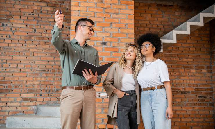 Agente immobiliare mostra gli interni della casa - JobsNews.it