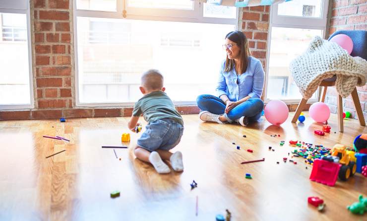 Baby-sitter alle prese con la creatività del bambino