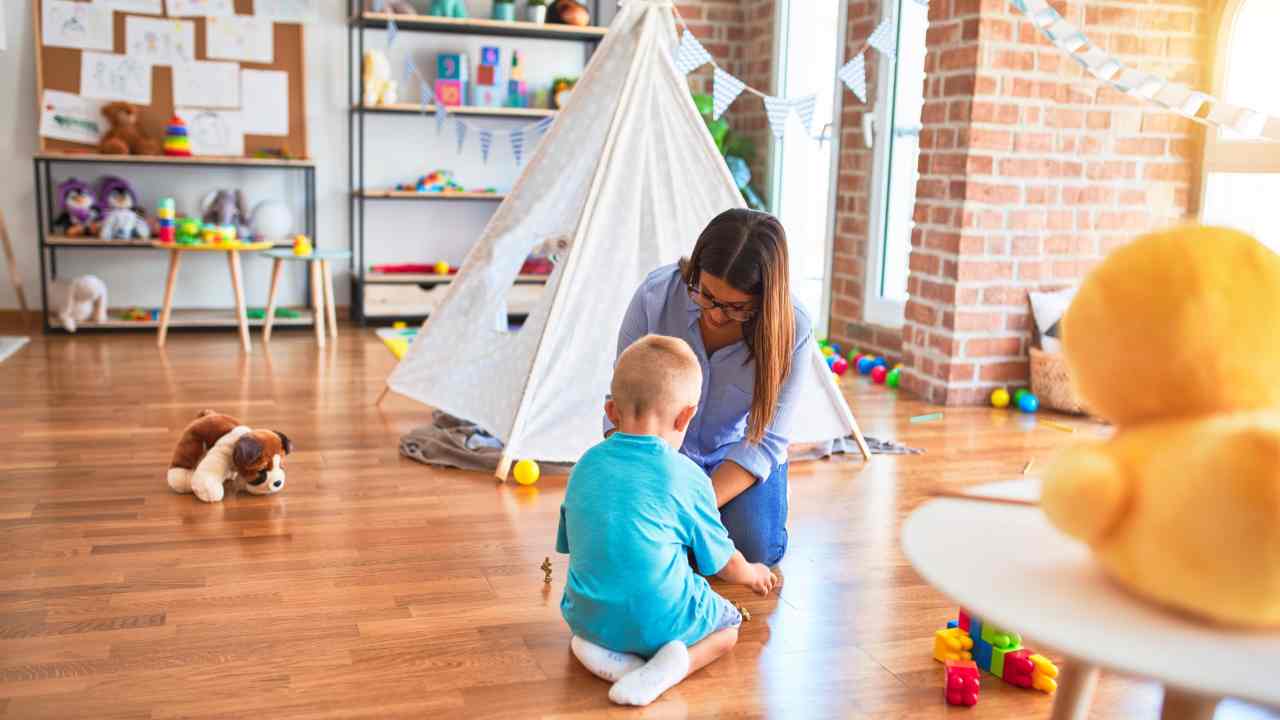 Baby-sitter impegnata nel suo lavoro