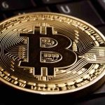 Bitcoin d'oro su una tastiera del Pc