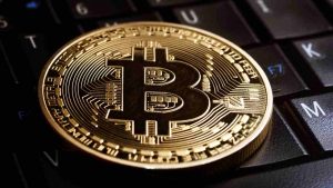 Bitcoin d'oro su una tastiera del Pc