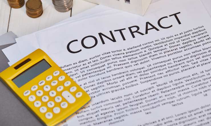 Copia del contratto depositato con calcolatrice