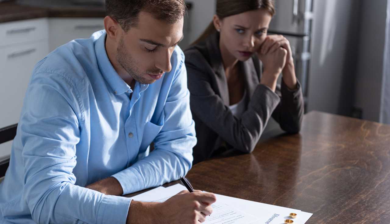Coppia che firma documenti per il divorzio