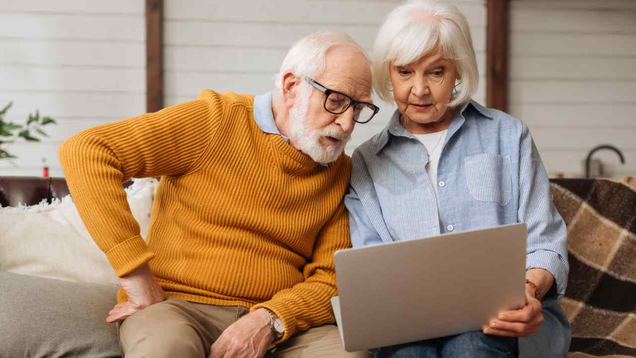 Coppia che legge sul web le ultime novità relative alla prossima rata della pensione