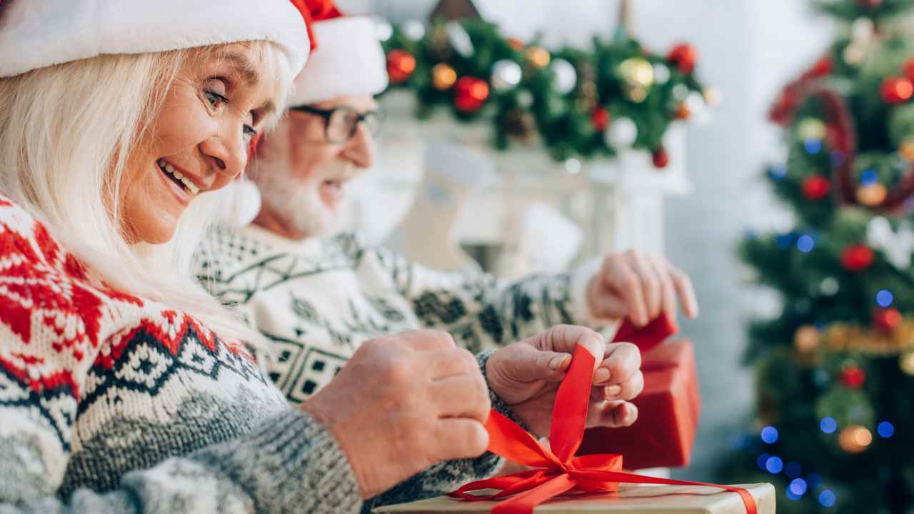 Coppia intenta ad aprire i regali di Natale