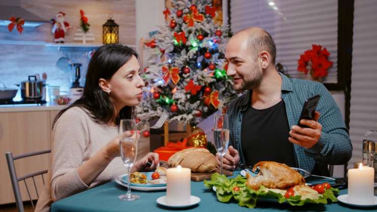 Coppia mangia durante le festività natalizie