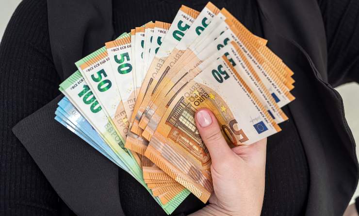 Diverse banconote euro tra le mani - JobsNews.it