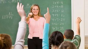 Docente di matematica che fa domande agli alunni