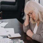 Donna che si ritrova a fare i conti con l'IRPEF