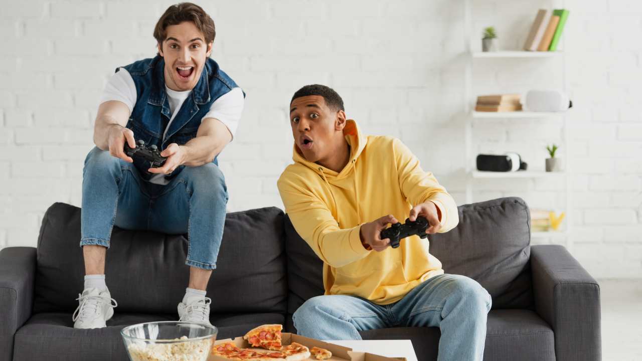 Due ragazzi che si divertono giocano ai videogames
