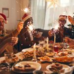 Famiglia che festeggia le festività natalizie durante il pranzo