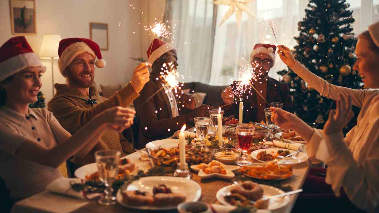 Famiglia che festeggia le festività natalizie durante il pranzo