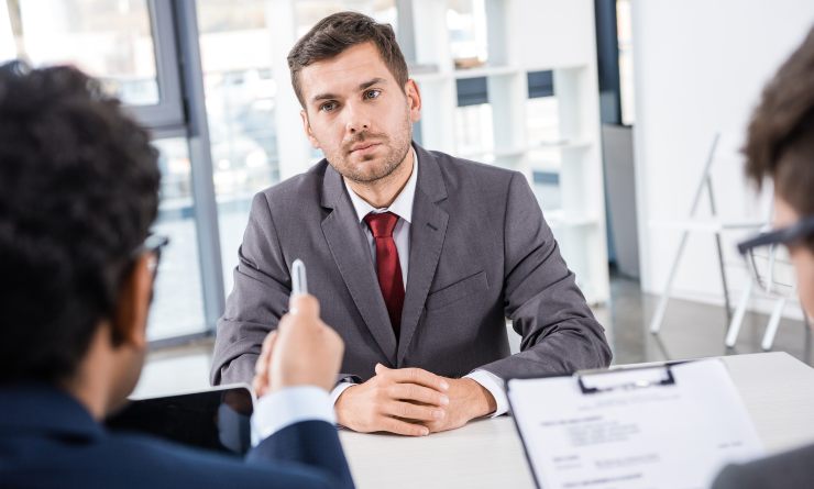 Giovane uomo che sostiene un colloquio di lavoro