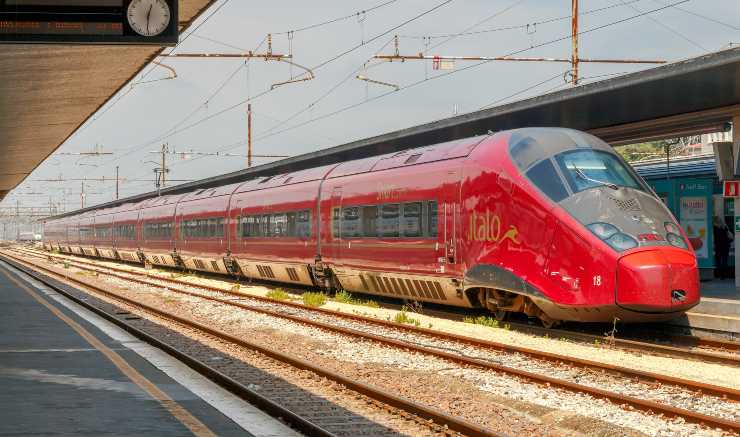 Il Treno Italo che arriva in stazione - JobsNews.it