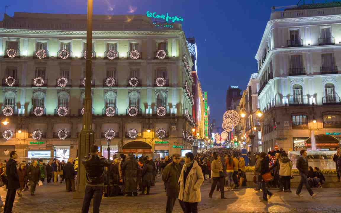 Persone che camminano a Madrid alla ricerca di un regalo per Natale