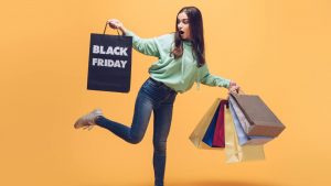 Ragazza che fa shopping grazie al Black Friday - Jobsnews.it