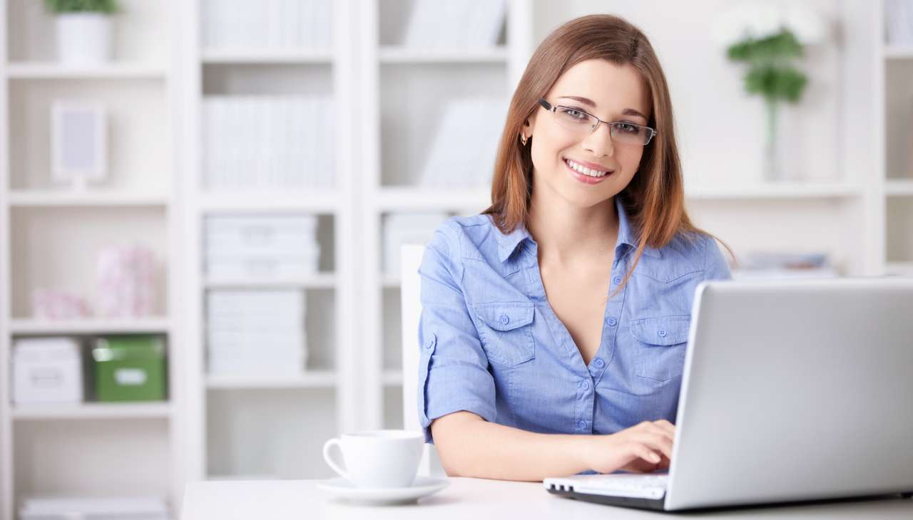 Ragazza felice del lavoro a tempo indeterminato -JobsNews.it