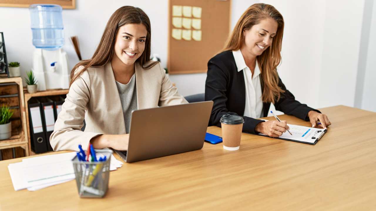 Ragazze che lavorano in un ambiente sereno - JobsNews.it