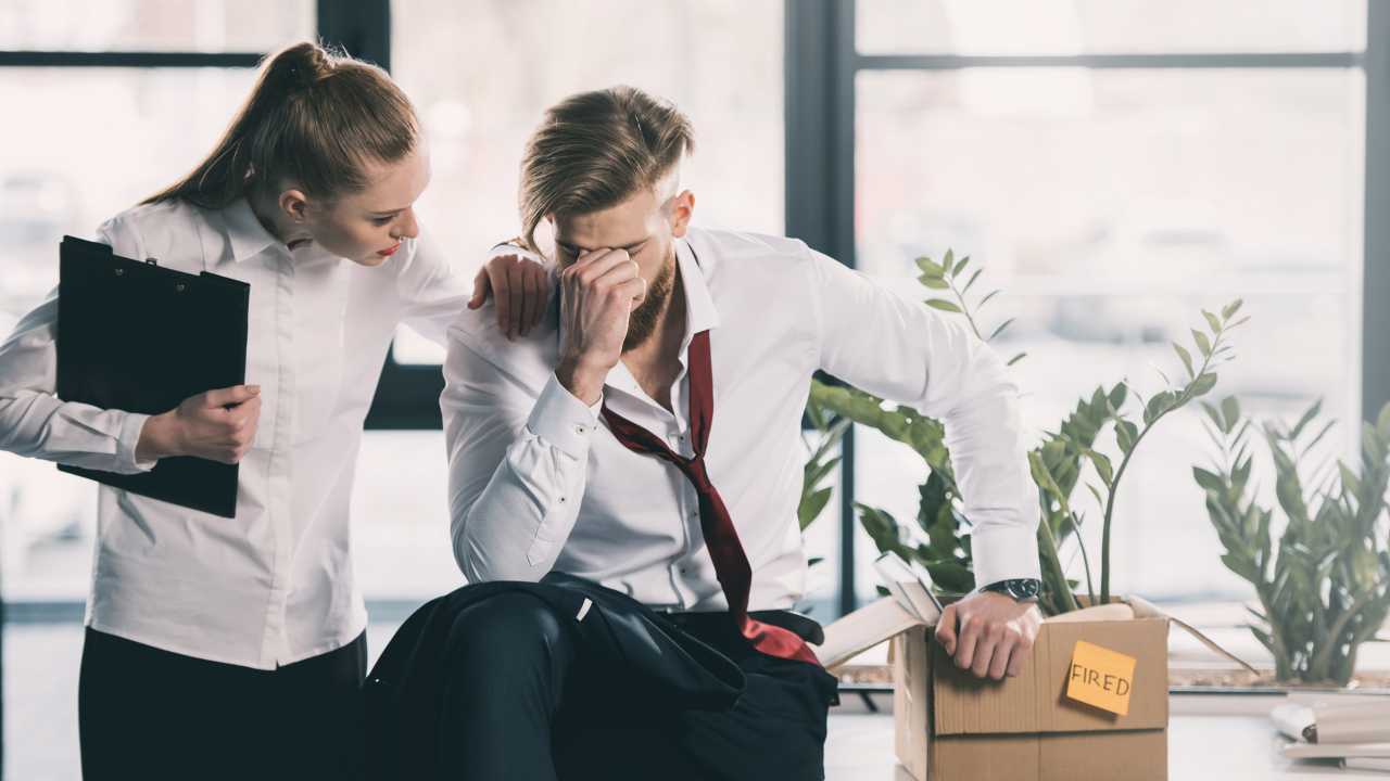 Ragazzo disperato che cerca un nuovo lavoro - JobsNews.it