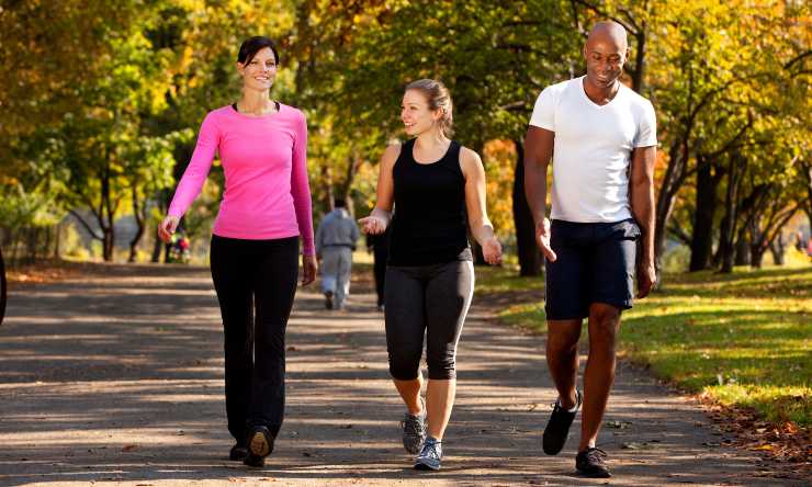 Tre ragazzi fanno jogging all'aperto in un parco - JobsNews.it