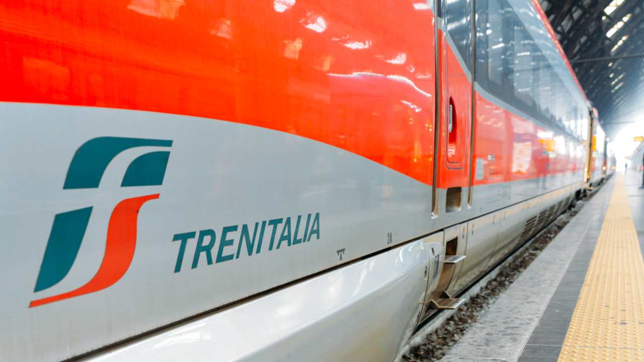 Trenitalia in una stazione ferroviaria