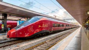 Treno Italo sui binari in stazione - JobsNews.it