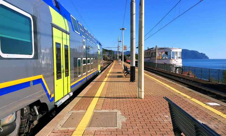 Treno con vista mare