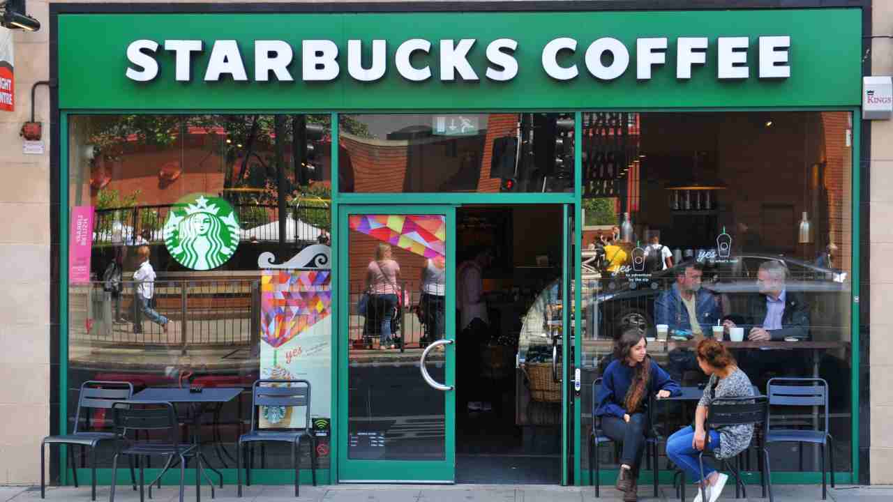 Una delle sedi di Starbucks Coffee a Londra