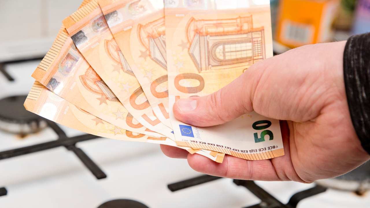 Diverse banconote da 50 euro su un piano cottura