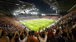 Immagine di uno stadio gremito di tifosi pronti a sostenere la squadra del cuore