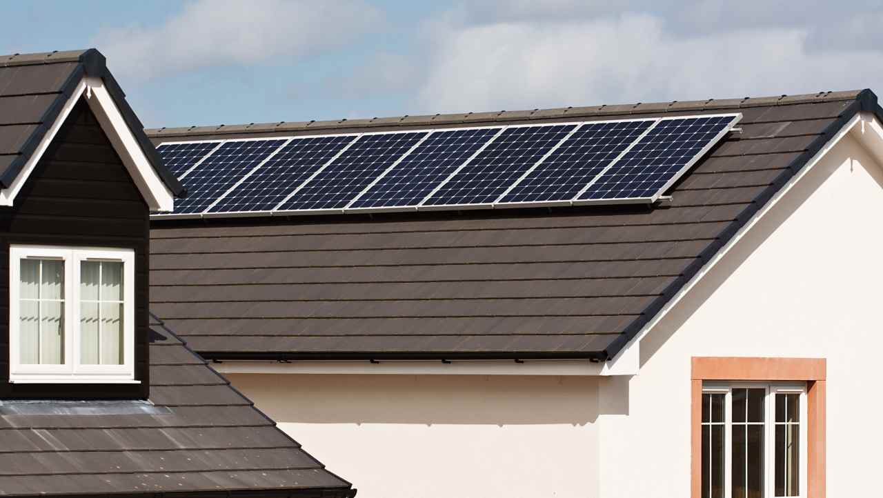 Installazione di pannelli fotovoltaici sul tetto di una casa
