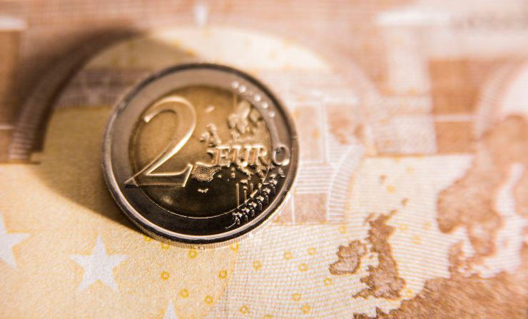 Moneta da 2 euro adagiata su una banconota dal valore maggiore