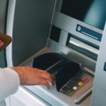 Persona che si reca ad uno sportello ATM