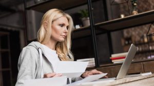 Ragazza che si appresta a monitorare il costo della prossima bolletta da pagare