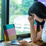 Ragazza disperata in un bar che ha scoperto di avere il conto corrente bloccato