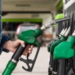Ragazza pronta a mettere la benzina nella sua automobile - JobsNews.it