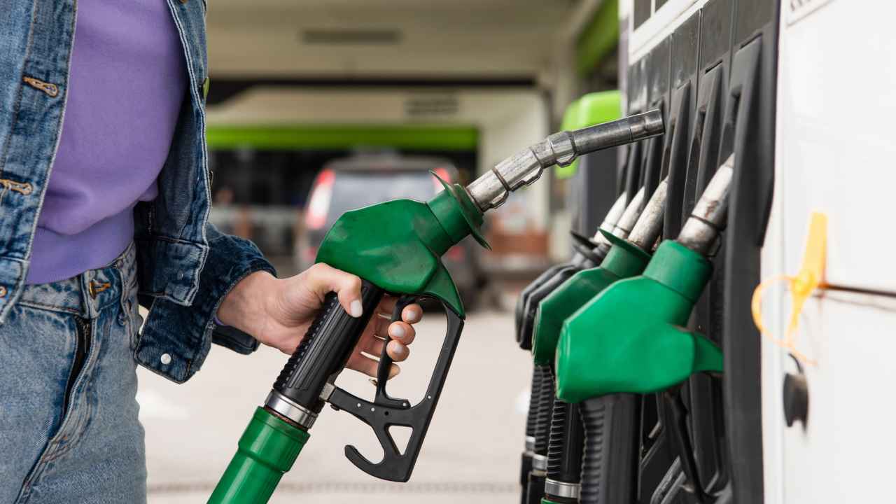 Ragazza pronta a mettere la benzina nella sua automobile - JobsNews.it