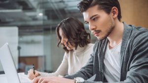 Ragazzo che cerca opportunità lavorative online