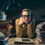 Segretaria con un enorme sovraccarico di lavoro