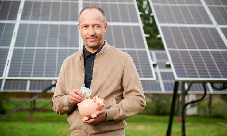 Uomo che dimostra di poter risparmiare con i nuovi pannelli fotovoltaici