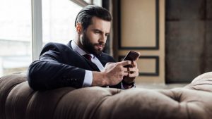 Uomo che riceve un sms sul suo smartphone