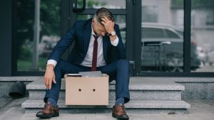 Uomo disperato perché licenziato dal datore di lavoro