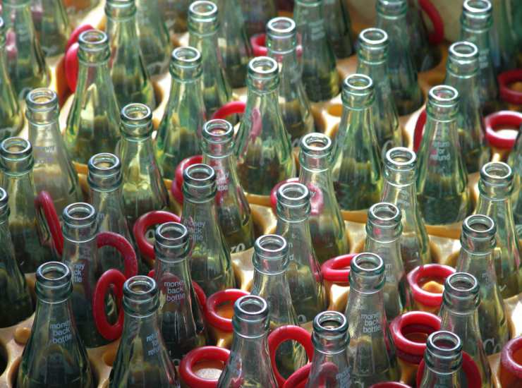 Il vuoto a rendere con deposito sulle bottiglie di vetro - Depositphotos - JobsNews.it