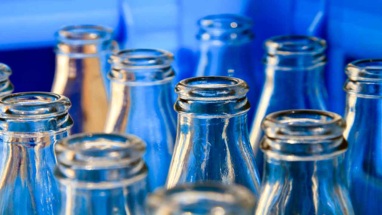 Il vuoto a rendere con deposito sulle bottiglie di vetro - Depositphotos - JobsNews.it