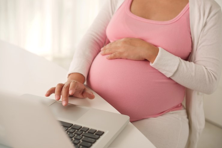 Donna in gravidanza a lavoro - fonte_depositphotos - jobsnews.it